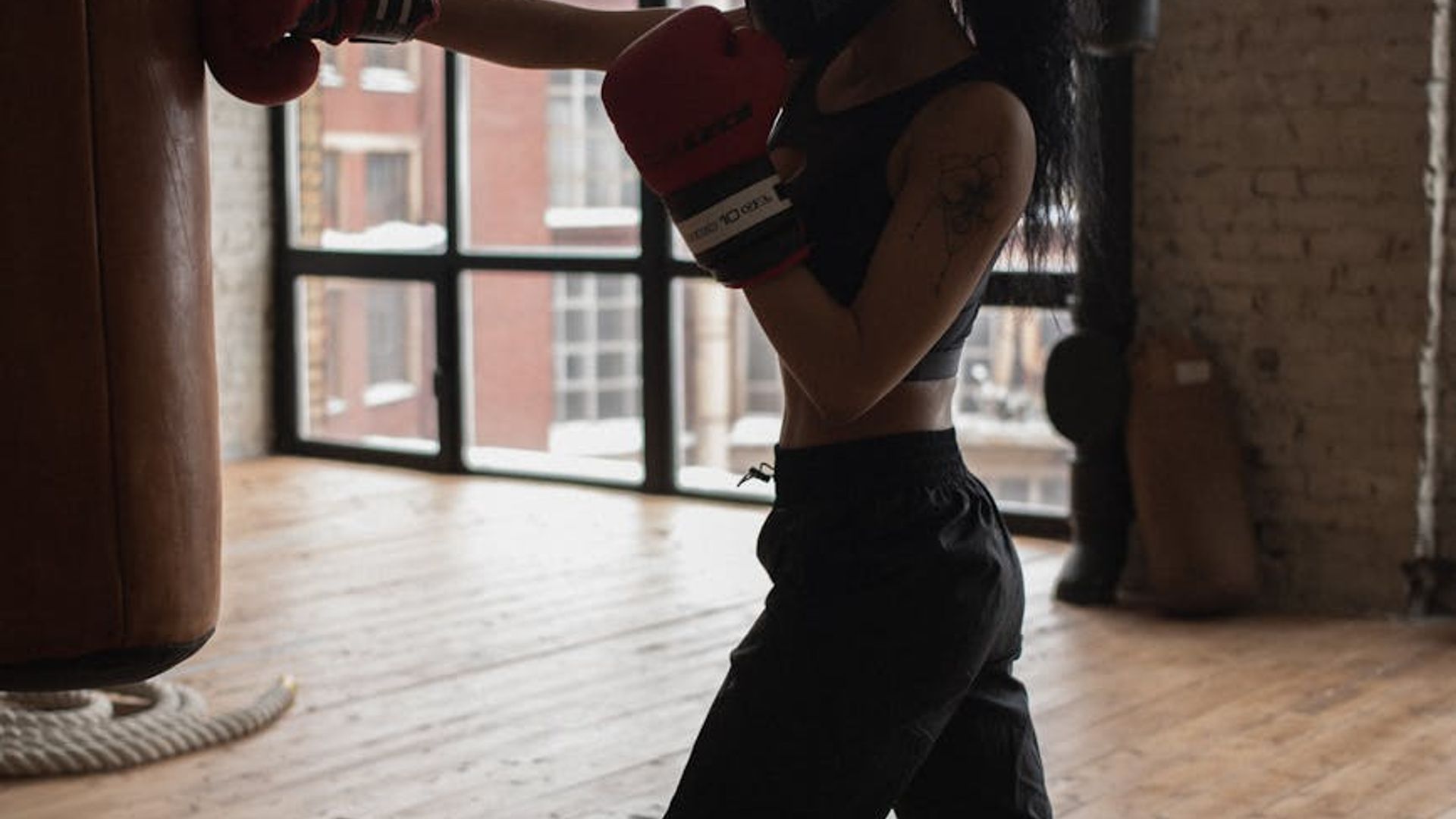 Man focusing during a workout in a modern dark gym